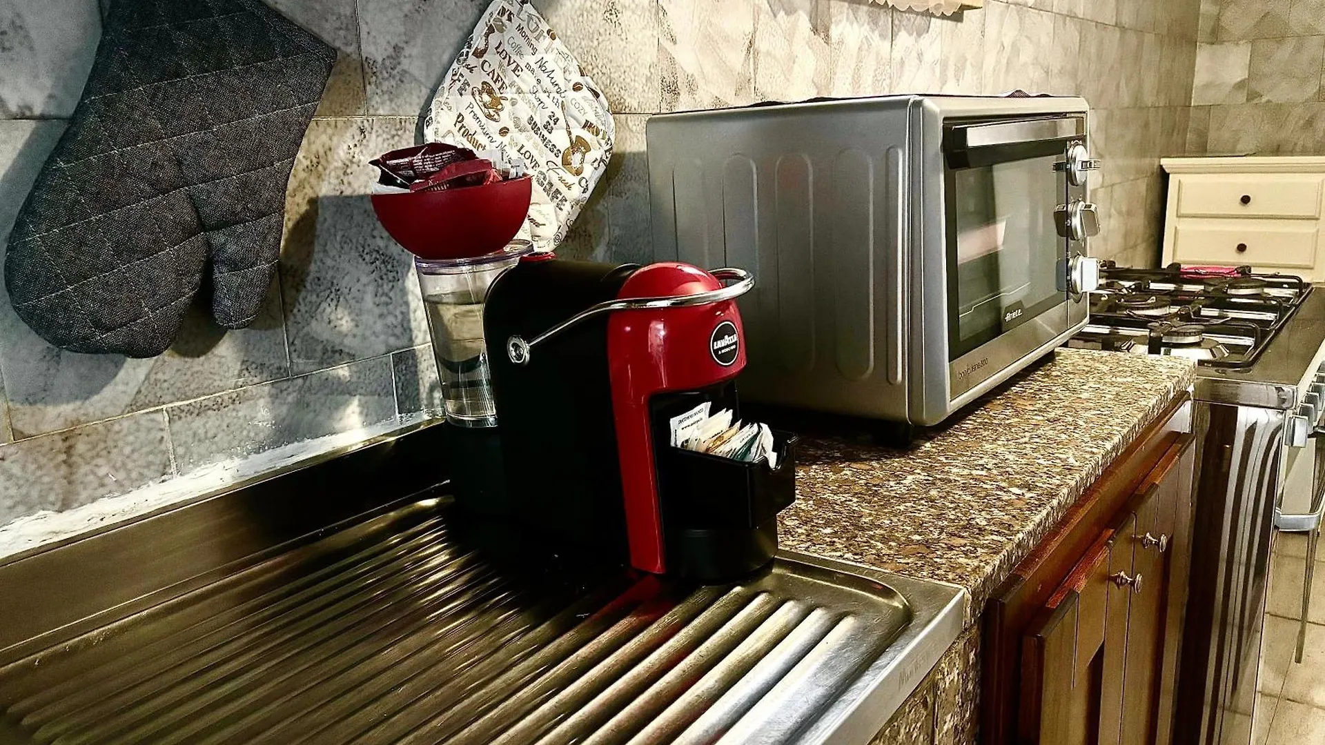 Appartamento EXCLUSIVE USE - USO ESCLUSIVO - La Maison de Famille - ENTIRE HOUSE - INTERA CASA - WITH KITCHENETTE - CON CUCININO - WITH WASHING MACHINE - CON LAVATRICE - FREE PUBLIC PARKING IN FRONT OF THE HOUSE - PARCHEGGIO PUBBLICO GRATUITO DIFRONTE ALLA CASA Olbia
